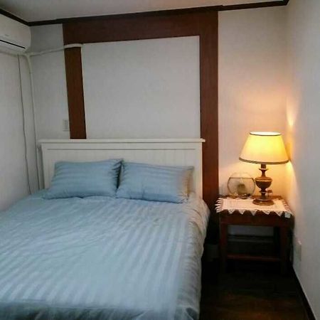 K Star Road Guesthouse - Hostel Сеул Экстерьер фото
