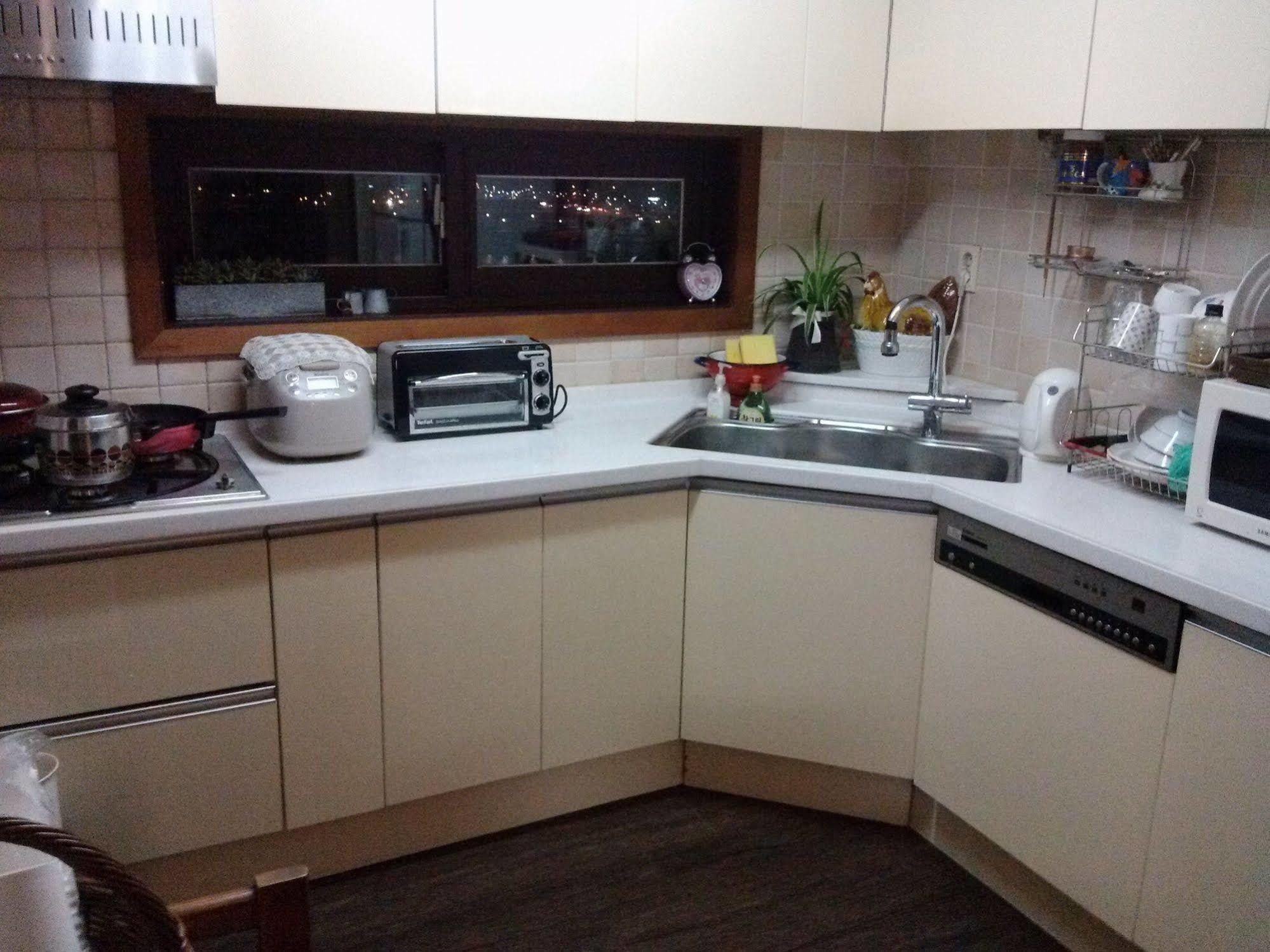 K Star Road Guesthouse - Hostel Сеул Экстерьер фото