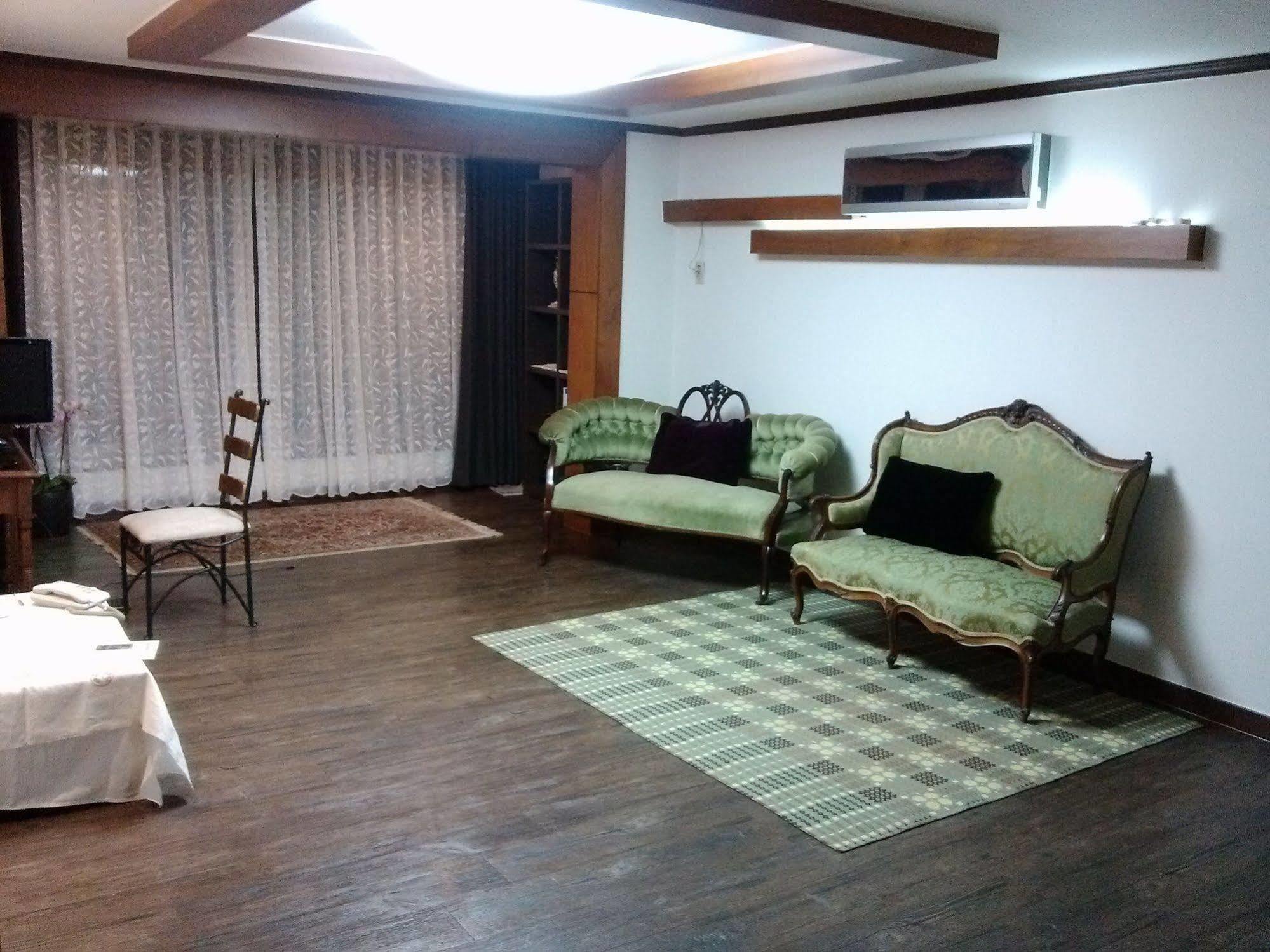 K Star Road Guesthouse - Hostel Сеул Экстерьер фото