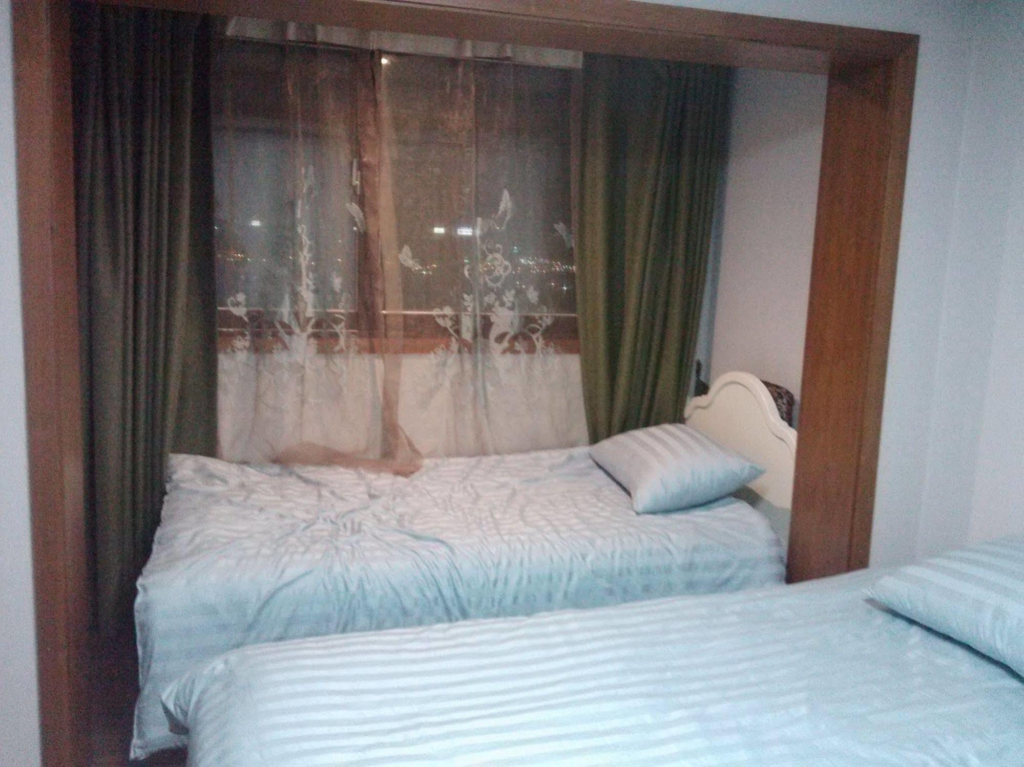 K Star Road Guesthouse - Hostel Сеул Экстерьер фото