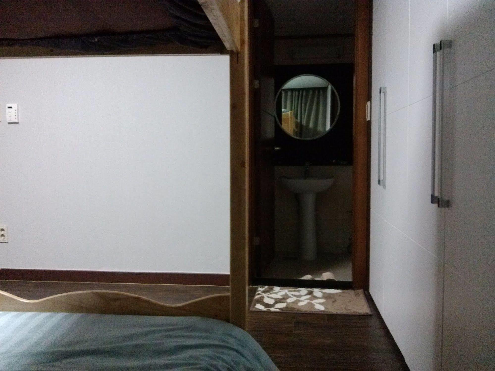 K Star Road Guesthouse - Hostel Сеул Экстерьер фото