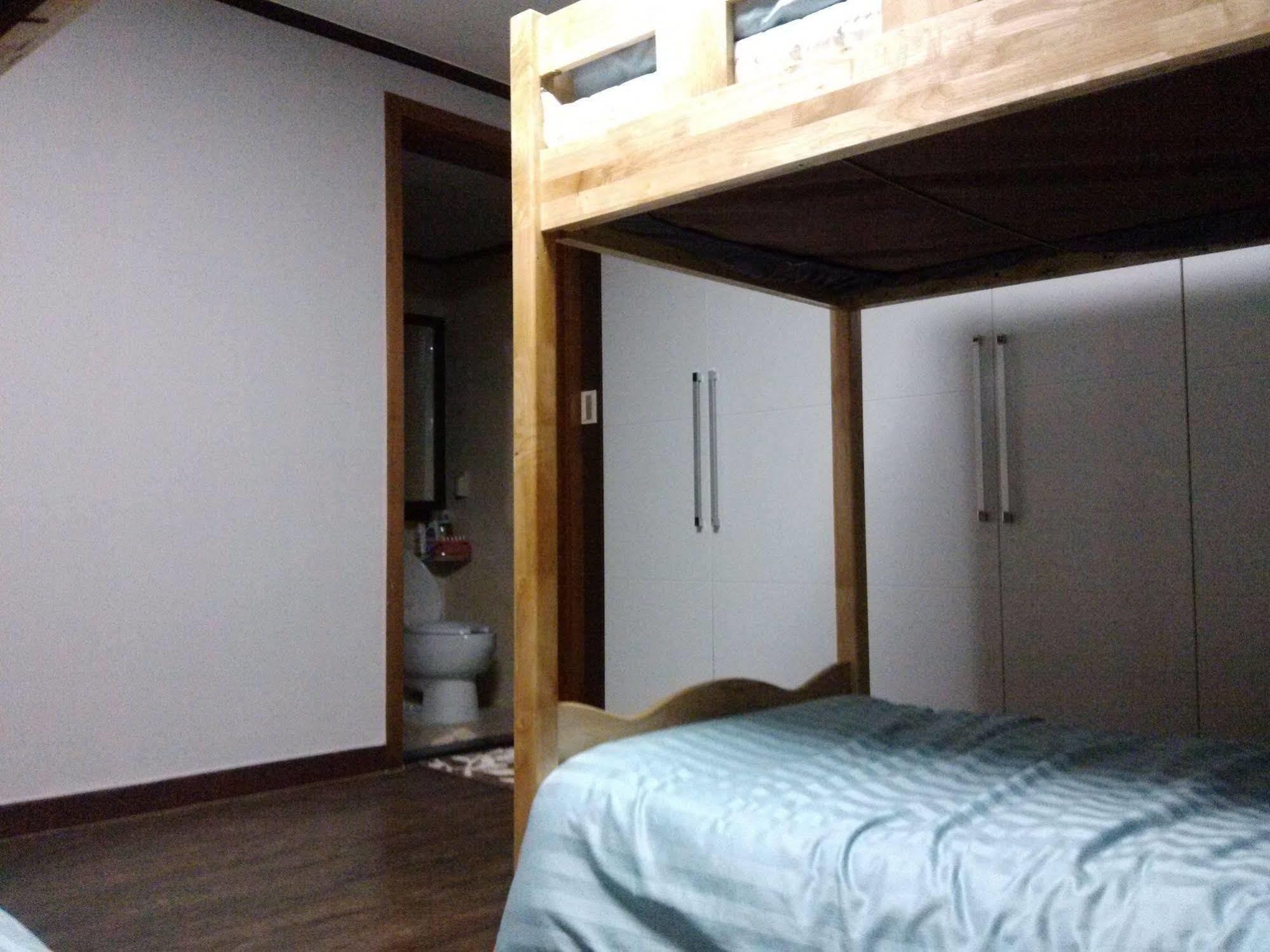 K Star Road Guesthouse - Hostel Сеул Экстерьер фото