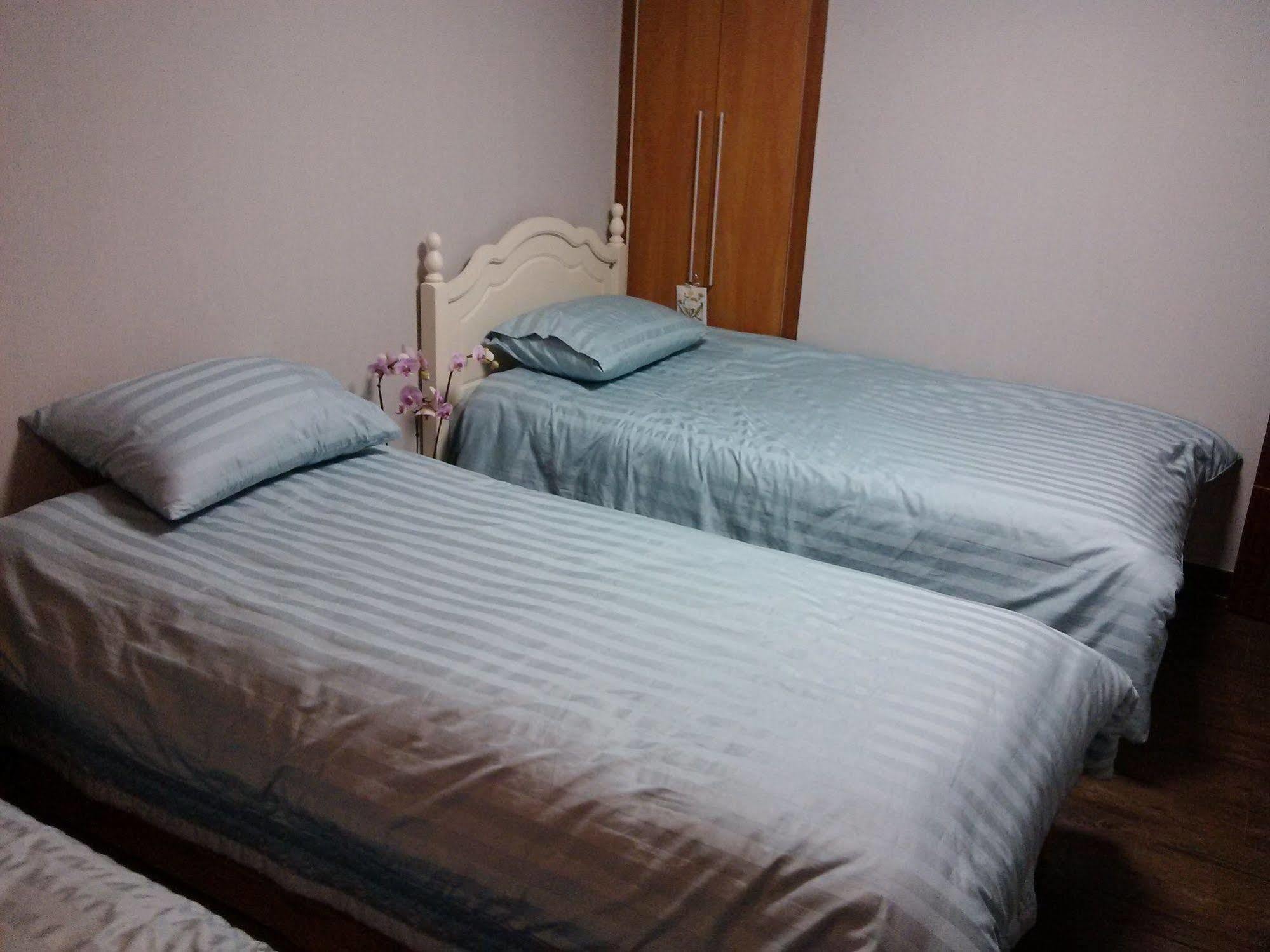 K Star Road Guesthouse - Hostel Сеул Экстерьер фото