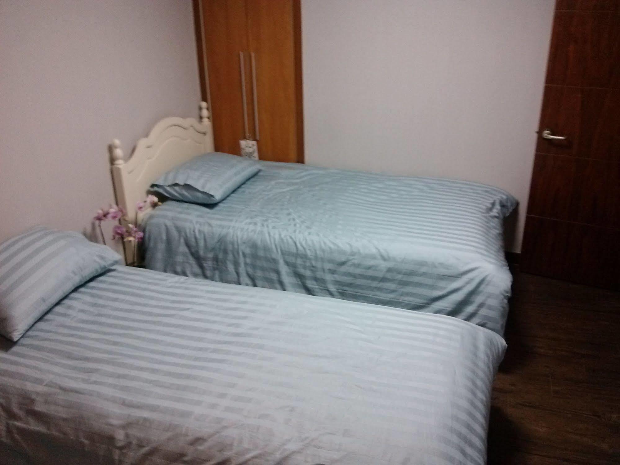 K Star Road Guesthouse - Hostel Сеул Экстерьер фото