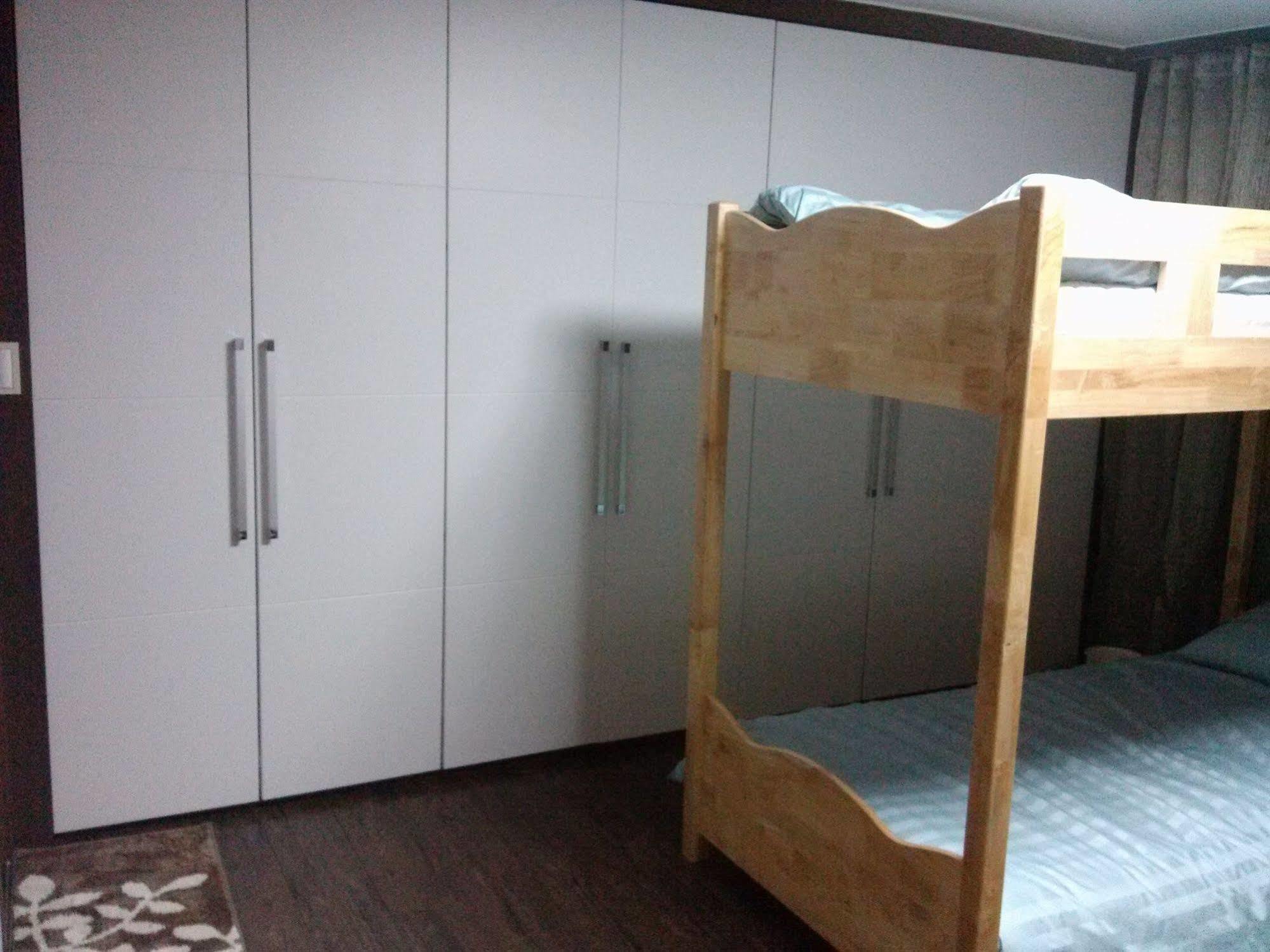 K Star Road Guesthouse - Hostel Сеул Экстерьер фото