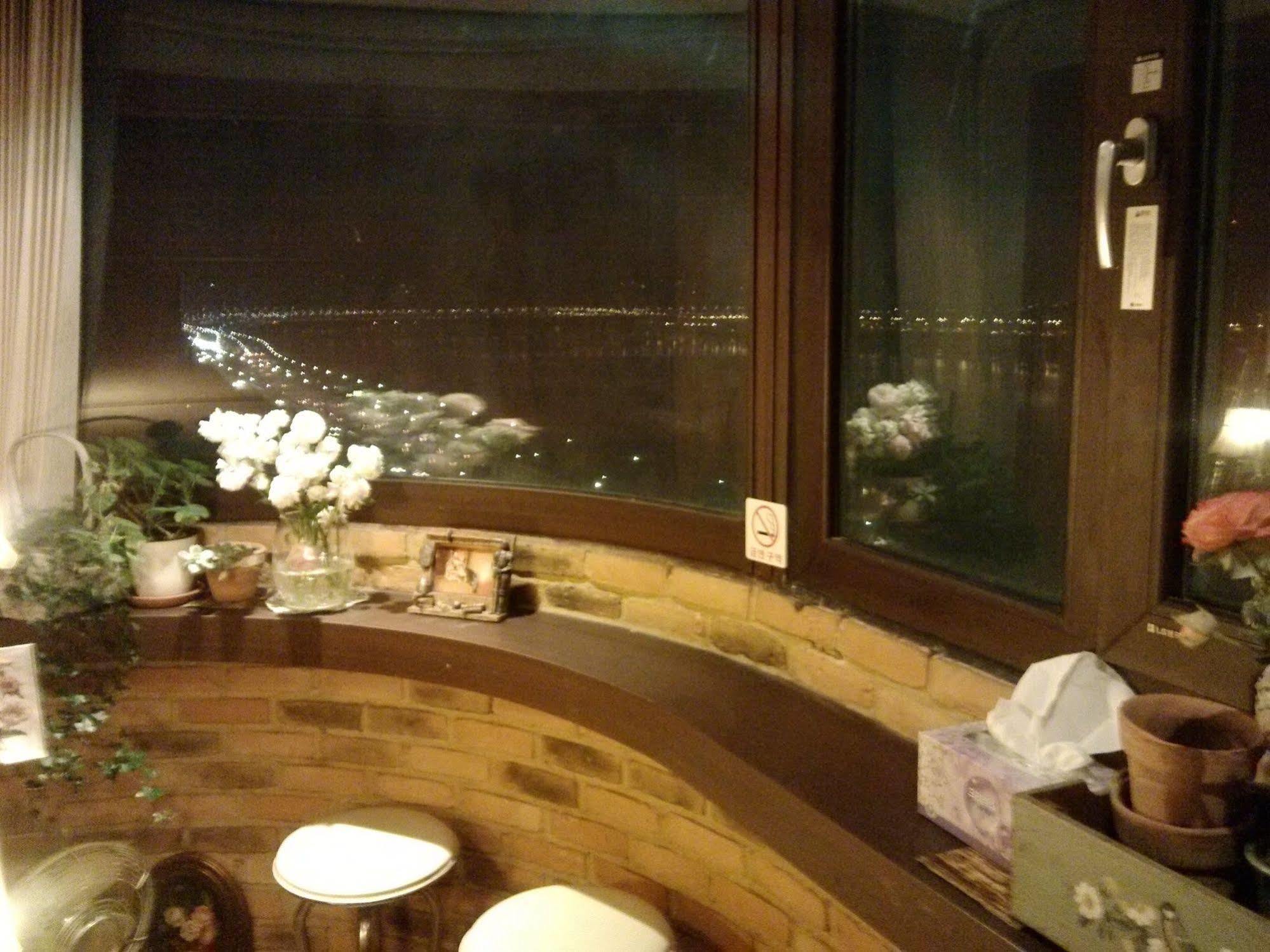 K Star Road Guesthouse - Hostel Сеул Экстерьер фото